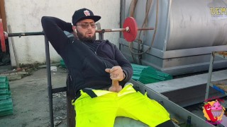 Autista voglioso sborra dopo il pranzo! Tommy La Canaglia