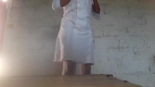 La enfermera me hace un rico desnudo y me baila a solas