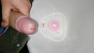 verga orinando en el trabajo