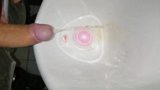 verga orinando en el trabajo