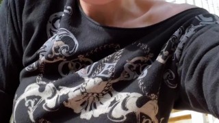 Öffentlich vorm Wohnhaus unterm Röckchen masturbiert und gekommen