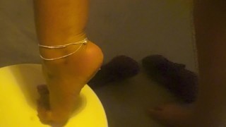 PAKISTANI UK INDIAN BEAUTY PRETTY FEET AND BIG LEGS AND HEALS 