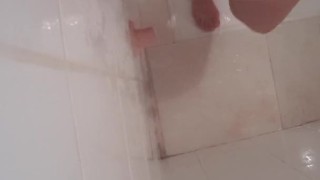 Elle est en manque de queue et suce sous la douche