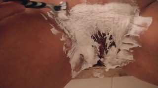 Shaving her pussy