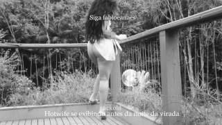 Hotwife se exibindo na varanda e o Corno filmando