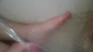 Дрочу струей воды