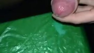 Кончает со стонами на стол