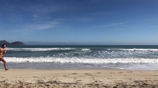 Corriendo desnudo por la playa a cámara lenta