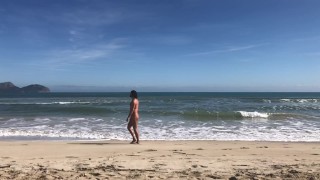 Corriendo desnudo por la playa a cámara lenta