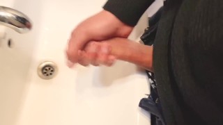 Llenando de leche la bacha del baño