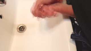 Llenando de leche la bacha del baño