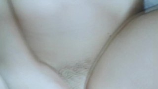 HERMANASTRO FOLLA A SU HERMANASTRA CERCA DE SU MADRE, EN SILENCIO.