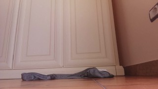 ha i piedi stanchi e sporchi