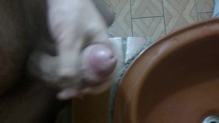 Gozando bem gostoso na pia