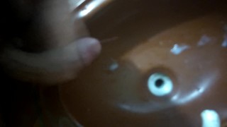 Gozando bem gostoso na pia