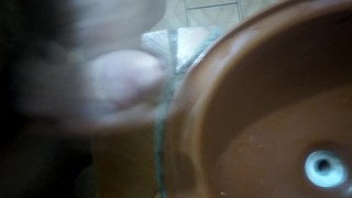 Gozando bem gostoso na pia