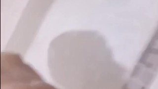 chico latino se masturba en la ducha 