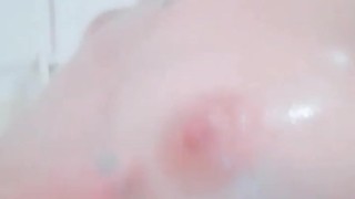 Teaser facendo una doccia calda e un massaggio tetta carino