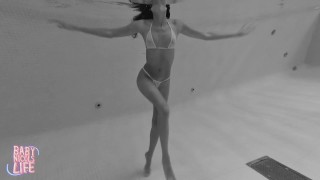 UNDERWATER BABE WITH BIG ASS STRIPS AND SWIM NAKED ON A CLUB SWIMMING POOL