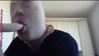 Nylonface bläst fetten Dildo