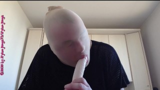 Nylonface bläst fetten Dildo