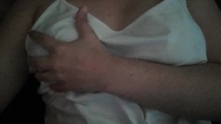 Inocente chica tocándose las tetas