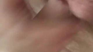 Парень в балаклаве дрочит член и кончает себе на лицо
