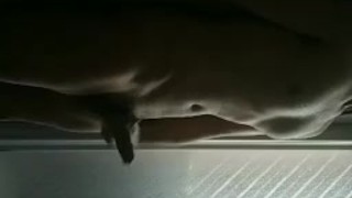  chico se toma un descanso de la cuarentena. ¿Le ayudas a masturbarle? con gemidos sexy
