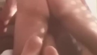 Je la sodomise et elle crie (désolé pour la qualité)