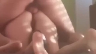 Je la sodomise et elle crie (désolé pour la qualité)