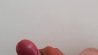 Hombre haciéndose una paja, termina