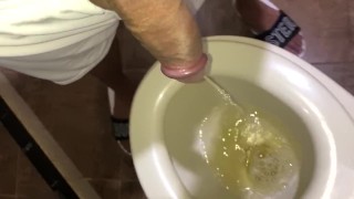 PEE WITH ERECTION THEN MASTURBATE, chico orina erecto y se masturba 