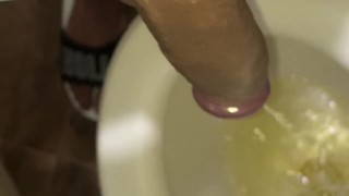 PEE WITH ERECTION THEN MASTURBATE, chico orina erecto y se masturba 