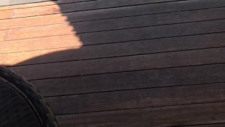 Vie privée : Les vacances de Lou : nue dans la piscine