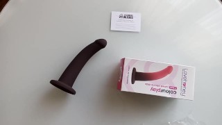 Unboxing ColourPlay Curved silicone dildo - LOVEHONEY (Clubdesbranleurs.fr)