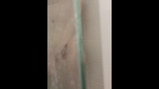 GOSTOSA É PEGA SE MASTURBANDO ENQUANTO TOMAVA BANHO