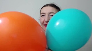 Gypsy Dolores plays with balloons, funny attempt on a balloon fetish video