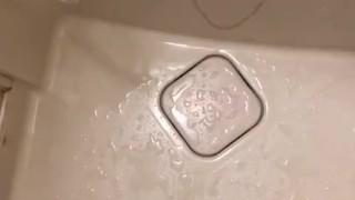 射精後にお風呂で我慢できずにおしっこ