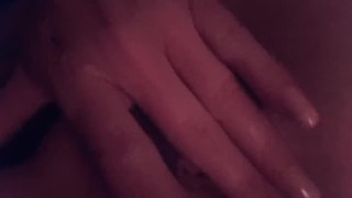 Can’t go to bed yet, so l play with my pussy 