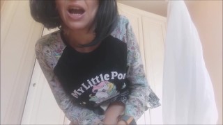 mamma te lo succhia ma...intanto scoreggia