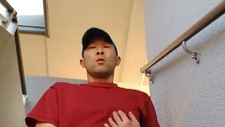 団地の非常階段でオナニー射精
