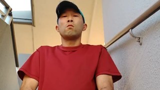 団地の非常階段でオナニー射精