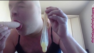Nylonface bläst Dildo mit Sperma Kondom