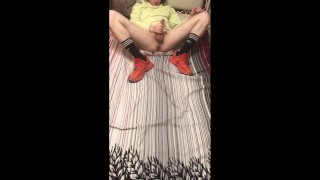 ДРОЧИТ В НОСКАХ