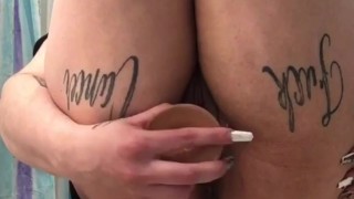 Tattooed latina Salemvonxxx fucks herself on a chair 
