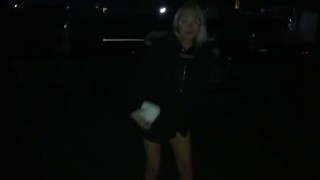 Even plassen in Frankrijk op de parkeerplaats