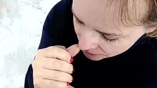 ТРАХАЮ НА УЛИЦЕ У МАШИНЫ КРАСИВУЮ ЗРЕЛУЮ ЗИМОЙ