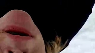 ТРАХАЮ НА УЛИЦЕ У МАШИНЫ КРАСИВУЮ ЗРЕЛУЮ ЗИМОЙ