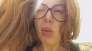tutto in bocca, è disgustoso ma ingoio....