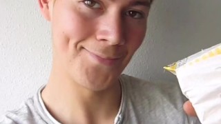 LAMIENDO LECHE CALENTITA